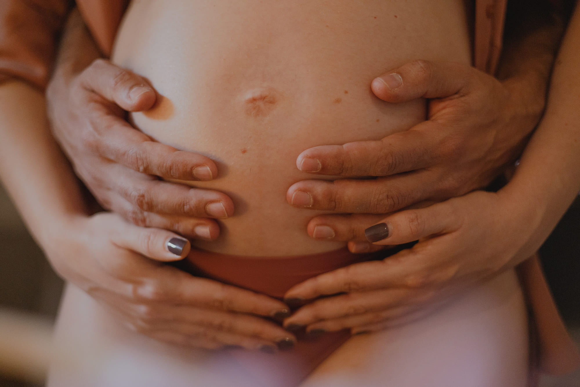 Sesión de fotos embarazada con pareja_Andrea