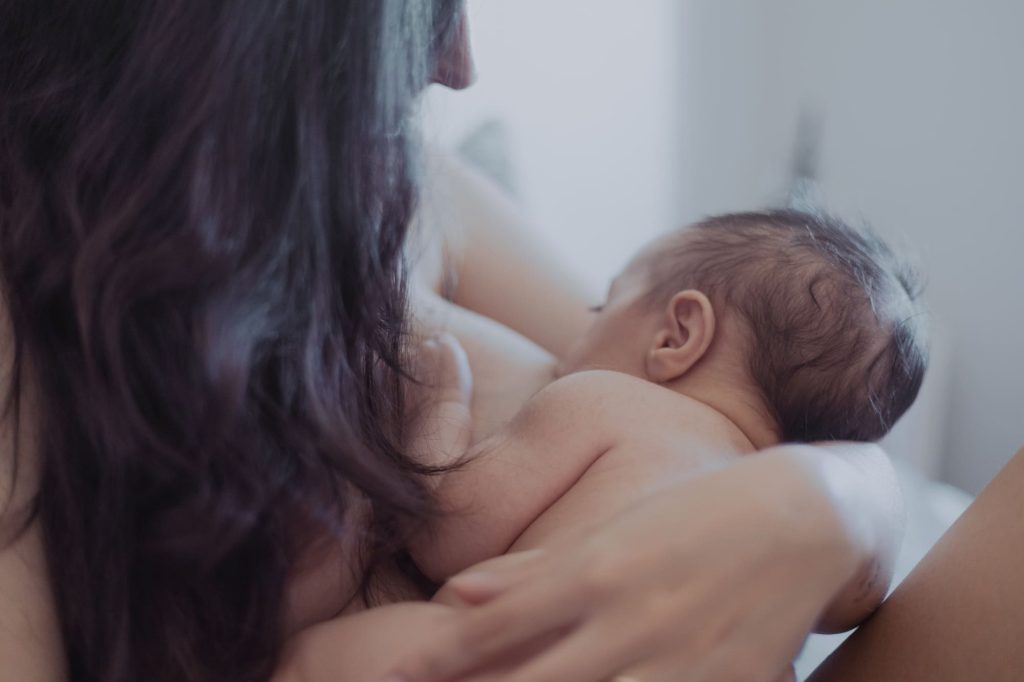 sesion de fotos lactancia materna by fotografos de Clan digital