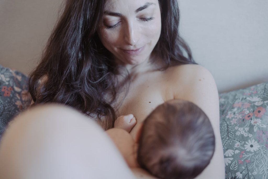 sesion de fotos lactancia materna by fotografos de Clan digital